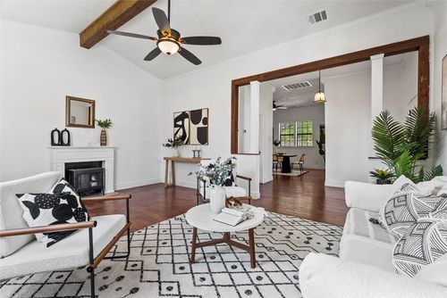 1011 Porter St, Taylor, TX, 76574-3241 | Card Image