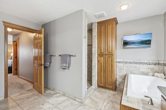 Separate tub and shower | Image 19