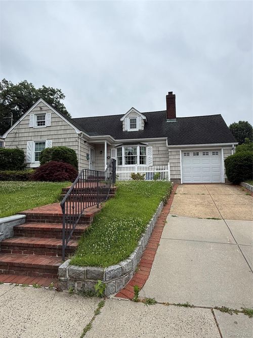 30 Highland Pl, Great Neck, NY, 11020-1057 | Card Image