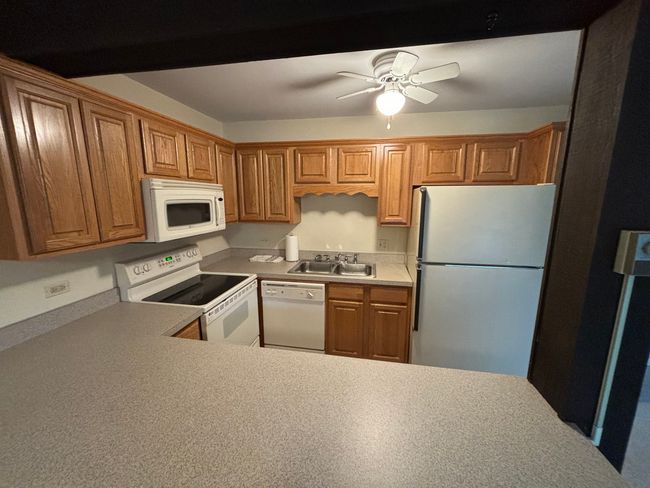 APT-3 - 59 Vail Colony, Condo with 2 bedrooms, 1 bathrooms and 2 parking in Fox Lake IL | Image 4