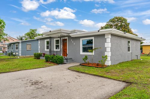 217 Nw 14th St, Belle Glade, FL, 33430-2810 | Card Image