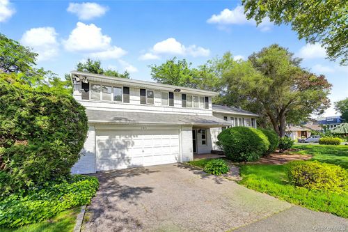 105 Serpentine Lane, North Hempstead, NY, 11507 | Card Image