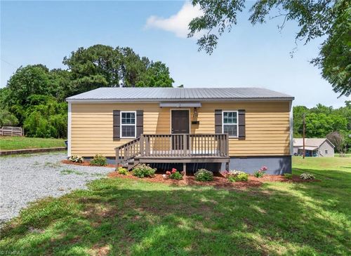 318 W 5th St, Siler City, NC, 27344-3049 | Card Image