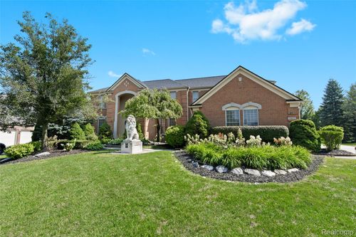 18031 Stonebrook Dr, Northville, MI, 48168-4345 | Card Image