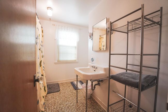 Upper Level Bath | Image 23
