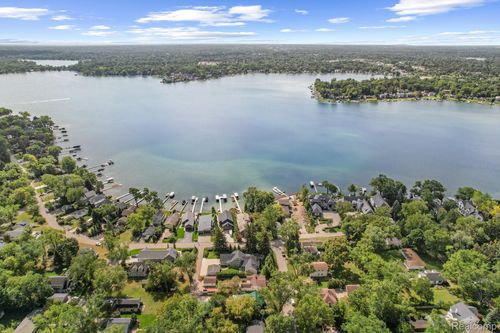 2484 Horace St, West Bloomfield, MI, 48324-3639 | Card Image