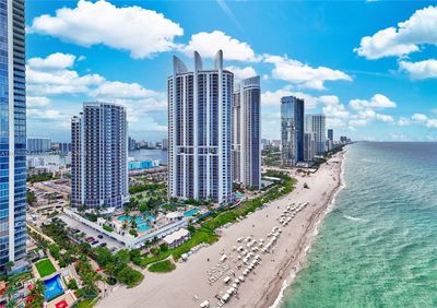 2010 - 18001 Collins Ave, Condo with 0 bedrooms, 1 bathrooms and null parking in Sunny Isles Beach FL | Image 3