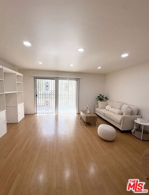 112-433 S Manhattan Place, Los Angeles, CA, 90020 | Card Image