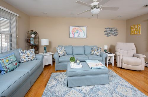 7 S Franklin Ave, MARGATE CITY, NJ, 08402-2752 | Card Image