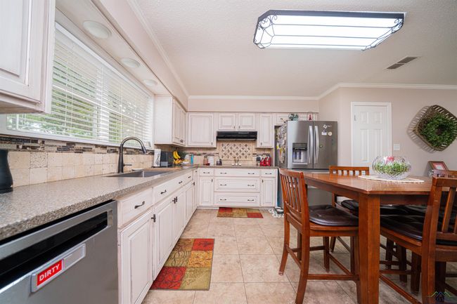 204 Rusty Ln, House other with 3 bedrooms, 2 bathrooms and null parking in Gladewater TX | Image 11