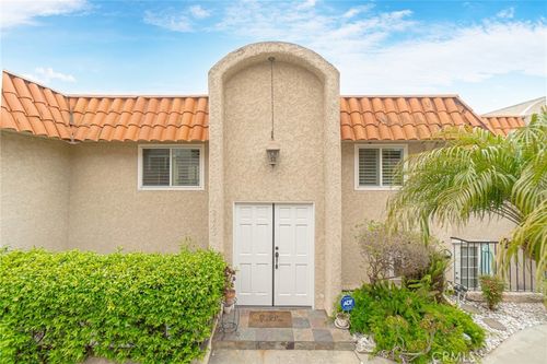 2265 Ohio Ave, Signal Hill, CA, 90755-1040 | Card Image