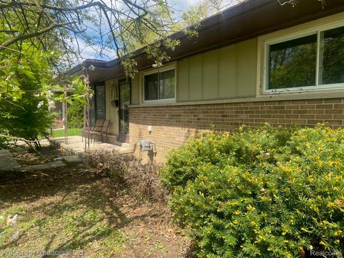 28918 Red Leaf Ln, Southfield, MI, 48076-2955 | Card Image