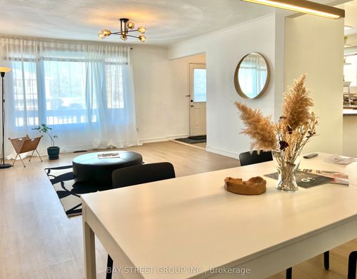 728 Sunnypoint Dr, Newmarket, ON, L3Y2Z8 | Card Image