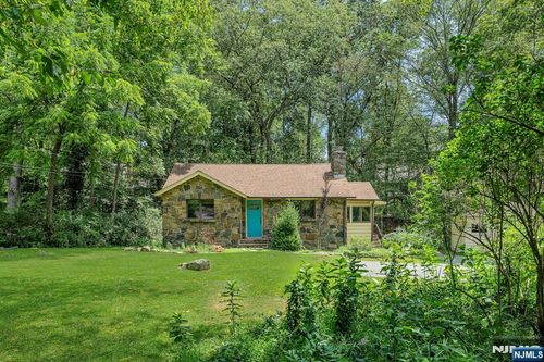 8 Virginia Rd, Montville, NJ, 07045-9748 | Card Image