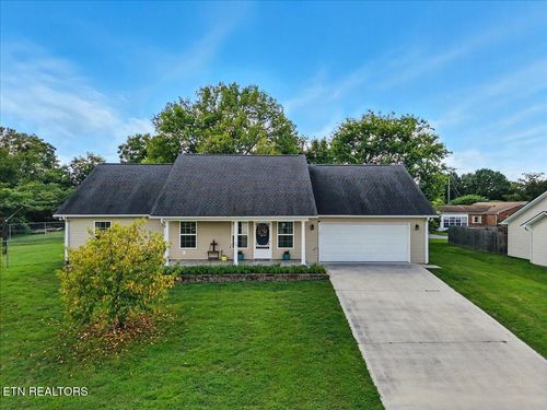 865 Quietlands Dr, Maryville, TN, 37801-2543 | Card Image