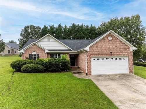 3020 Bridgeport Dr, Winston Salem, NC, 27103-5470 | Card Image