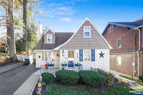 81 W Gouverneur Ave, Rutherford, NJ, 07070-2650 | Card Image