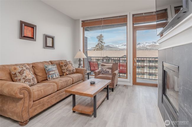 Step out the door to the balcony for your morning coffee. Let the fresh Lake Chelan air flow in! | Image 12
