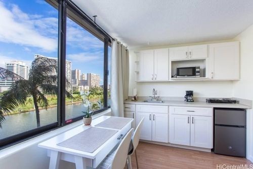 apt-812-444 Niu St, Honolulu, HI, 96815-1800 | Card Image
