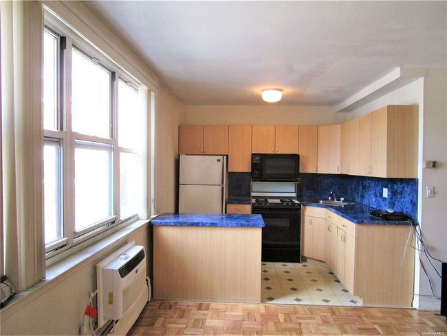Kitchen w/ Breakfast Counterr | Image 8