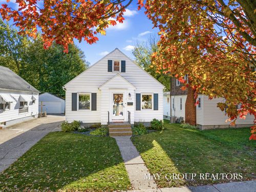 922 Lake Michigan Dr, Grand Rapids, MI, 49504-5643 | Card Image