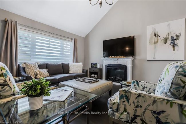 160 Hawthorn Cres, Condo with 3 bedrooms, 4 bathrooms and 2 parking in Kemble ON | Image 18
