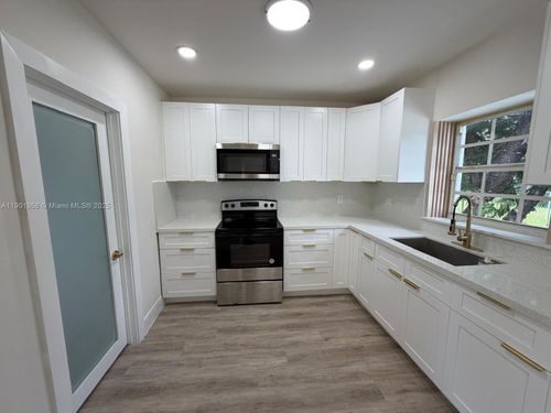 261 Nw 144th St, Miami, FL, 33168-4141 | Card Image