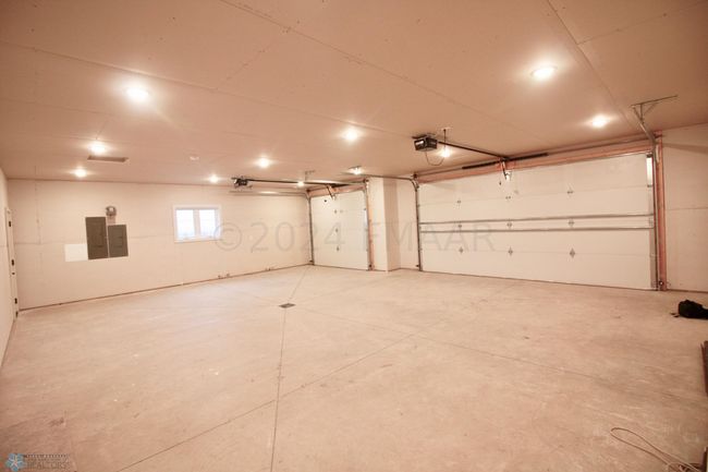 Large three car with floor heat! | Image 4