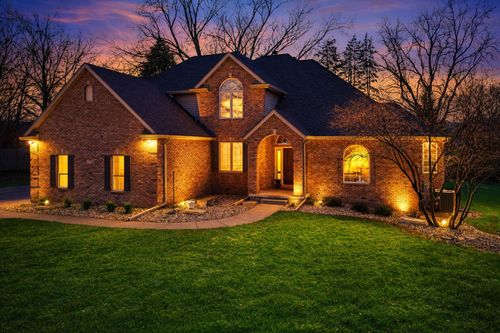 1390 Old Freeport Pl, Bettendorf, IA, 52722-7002 | Card Image