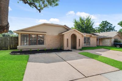 Stunning curb appeal! | Image 3