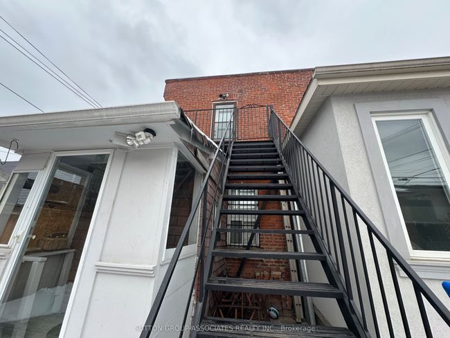 195 Montrose Ave, House attached with 3 bedrooms, 2 bathrooms and null parking in Toronto ON | Image 34