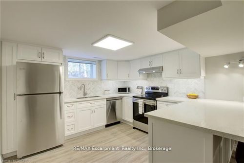 lower-2093 Maplewood Drive, Burlington, ON, L7R2C6 | Card Image