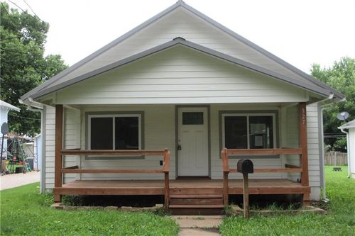 327 W 9th Ave, Garnett, KS, 66032-1707 | Card Image