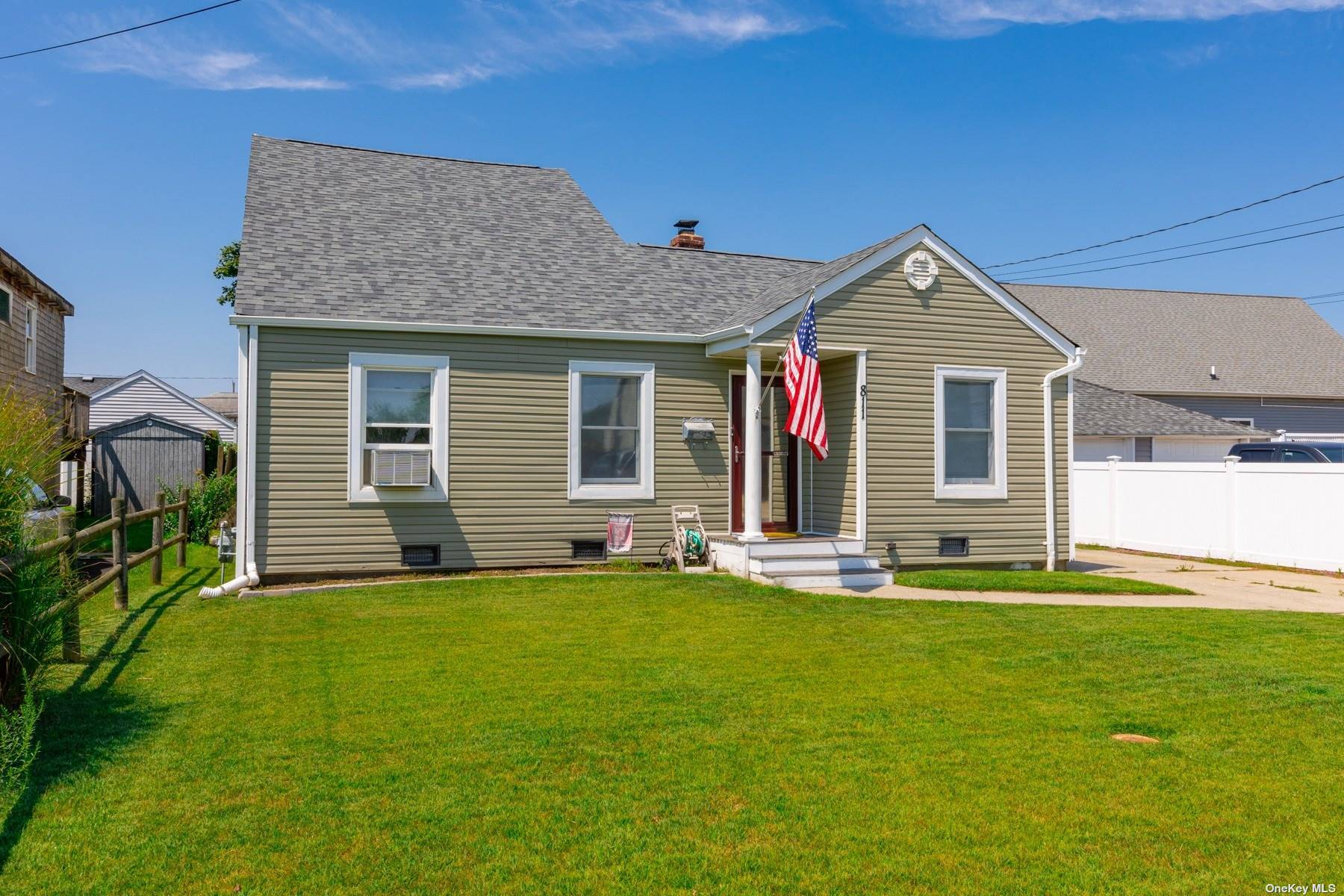 Arctic St, Lindenhurst, NY 11757