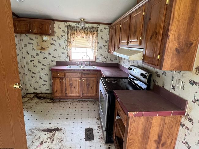 209 Thomas Ave, House other with 3 bedrooms, 2 bathrooms and null parking in Nutter Fort WV | Image 17