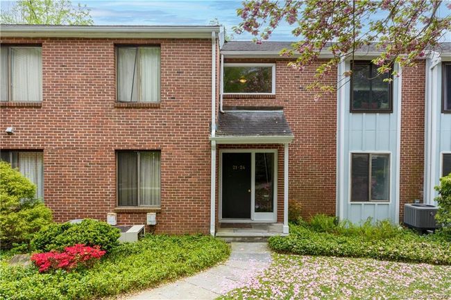 21 - 21 Hills Ln, Condo with 2 bedrooms, 2 bathrooms and null parking in Westport CT | Image 4