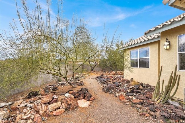 View of yard at front of house | Image 4