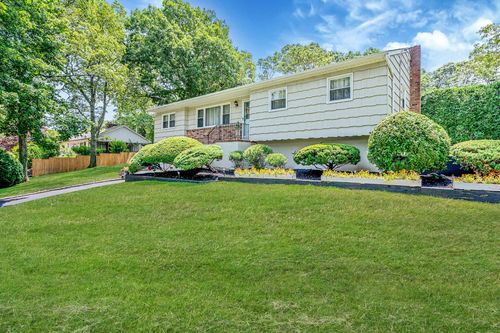 84 Fanning Ave, Hampton Bays, NY, 11946-1727 | Card Image
