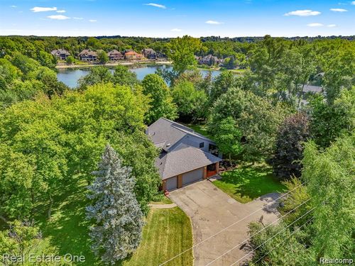 18990 Beck Rd, Northville, MI, 48168-9283 | Card Image