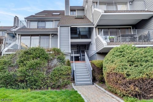 8 Cove Ln N, North Bergen, NJ, 07047-6237 | Card Image