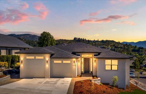 4302 Vista Pointe Dr, Medford, OR, 97504-9452 | Card Image