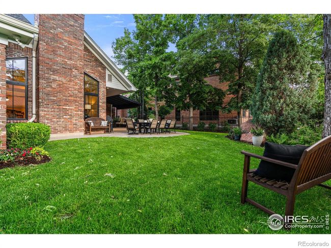 7, 700 sqft Lot with Meticulously Landscaped Lawn and Gardens. Perfect for your Furry Loved Ones and/or Plenty of Space for Remodel/Additions. | Image 34