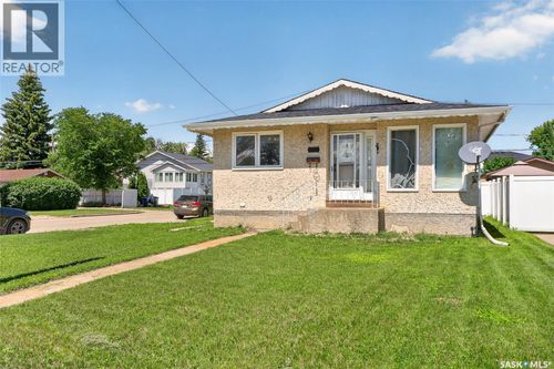 980 Brown St, Moose Jaw, SK, S6H2Z2 | Card Image