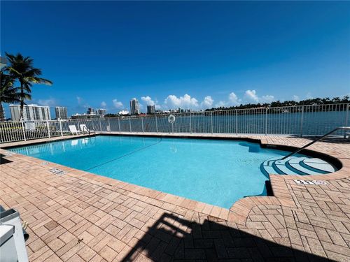 apt-4-946 Bay Dr, Miami Beach, FL, 33141-5648 | Card Image