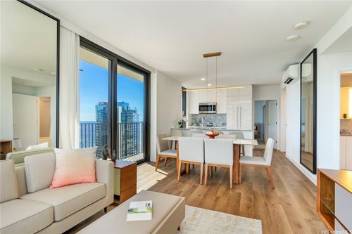 3714-987 Queen St, Honolulu, HI, 96814-3337 | Card Image