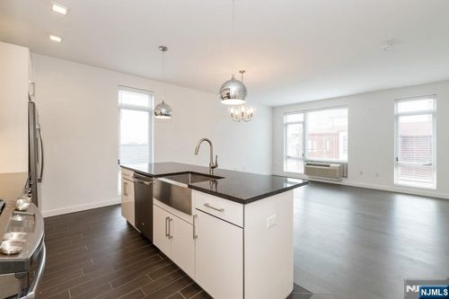 159 Cedar St, Fort Lee, NJ, 07024-6956 | Card Image