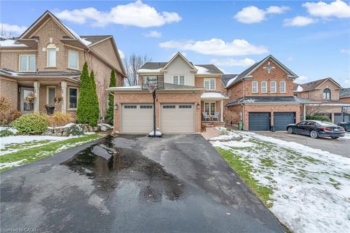 8 Keewaydin St, Waterdown, ON, L8B0K1 | Card Image