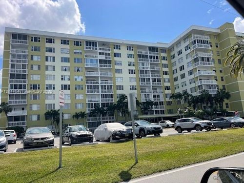 701b-4400 Hillcrest Dr, Hollywood, FL, 33021-7928 | Card Image