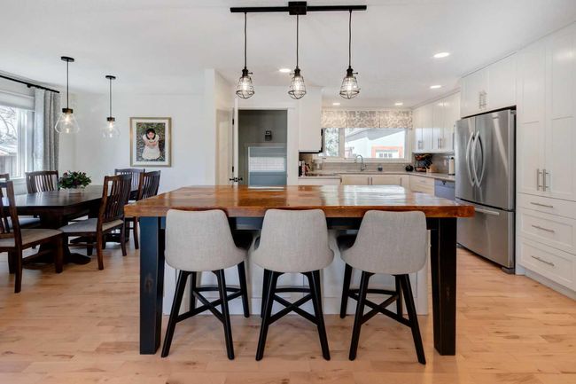 2607 Laurel Cres Sw, House other with 3 bedrooms, 3 bathrooms and 2 parking in Calgary AB | Image 6