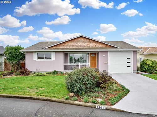 1944 Santiam Dr, Woodburn, OR, 97071-3038 | Card Image